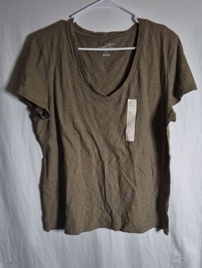 Universal Thread Olive V-Neck Short Sleeve Tee